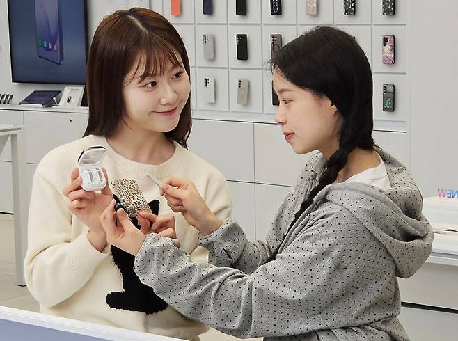 삼성 강남 ‘갤럭시 버즈 커스텀 랩’에서 ‘갤럭시 버즈4 프로’를 꾸미는 모습.(삼성전자)