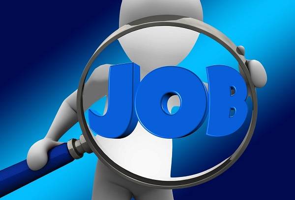 전문대 취업률이 4년제를 앞서는 가운데, 간호·보건·공학 계열 등 실무·자격 중심 인기 학과가 쏠리면서 안정적인 진로 기대와 과열 우려가 동시에 나타나고 있다. ⓒ픽사베이