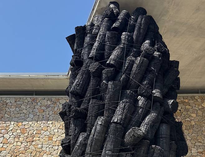 이배 작가의 숯 앞에서는 누구나 발걸음을 멈추게 된다. /최영은 기자