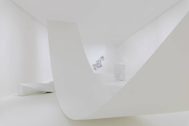 온전히 백색 종이로 덮인 청조갤러리 1은 수묵화의 고결한 정신성을 담아 관객을 고요한 명상과 사색으로 안내한다.&nbsp; /ⓒ Museum SAN&nbsp;