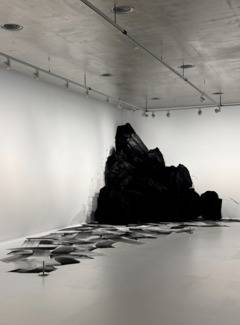 청조갤러리 2에서는 빛에 따라 미세하게 반응하는 숯 조각들이 뿜어내는 깊은 층위의 흑색을 만날 수 있다. /최영은 기자