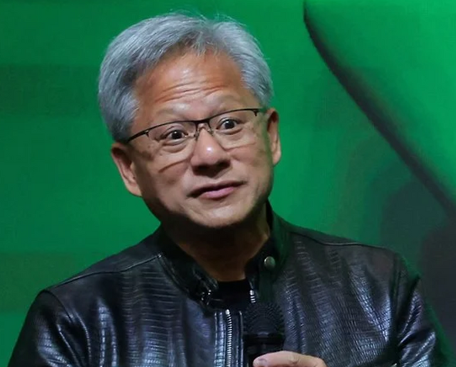 기존 반도체 업계는 칩을 쪼개고 HBM을 끼워 파는 '통행세 장사'를 해왔다. 반면 세레브라스의 거대 칩 WSE는 결함 허용과 단일 구조로 수율·전력 문제를 극복했다. 데이터 이동의 물리적 단절을 없앤 이 혁신은 기존 파편화 생태계를 붕괴시킬 치명적 위협이다.&nbsp;젠슨 황 엔비디아 CEO가 지난 2024년 8월 4일 대만 타이베이 컴퓨텍스 행사에 참석한 모습 /로이터=연합뉴스