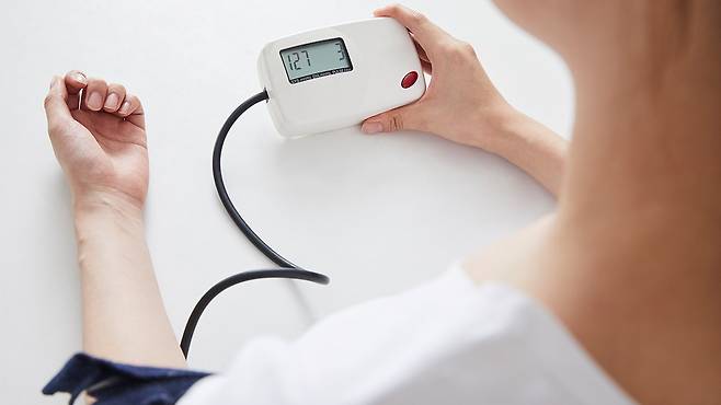검사에 대한 긴장으로 혈압이 일시적으로 상승하는 경우가 많다｜출처: 클립아트코리아