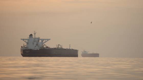 호르무즈 해협에 정박한 유조선들. 〈사진=AP〉