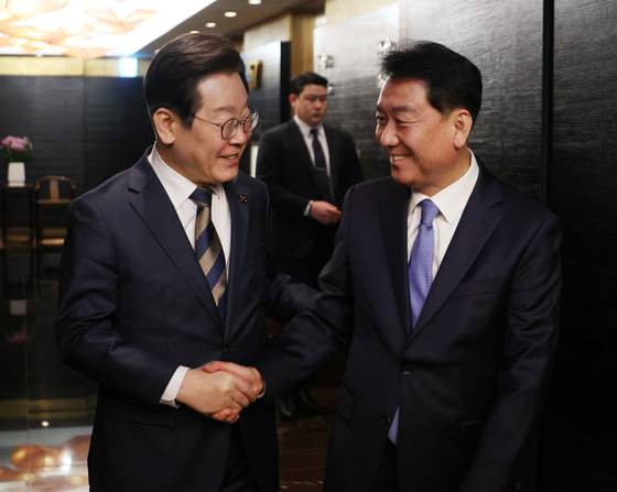 이재명 더불어민주당 대표와 이광재 전 국회 사무총장(오른쪽)이 지난달 13일 서울 여의도의 한 식당에서 과 회동하고 있다. 〈사진=국회사진기자단〉