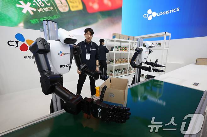 31일 경기 고양시 일산서구 킨텍스에서 열린 ‘2026 국제포장기자재전 & 국제제약·화장품위크(KOREA PACK & ICPI WEEK 2026)’에서 CJ대한통운 휴머노이드 로봇이 상품 포장 시연을 하고 있다. 2026.3.31 ⓒ 뉴스1 황기선 기자