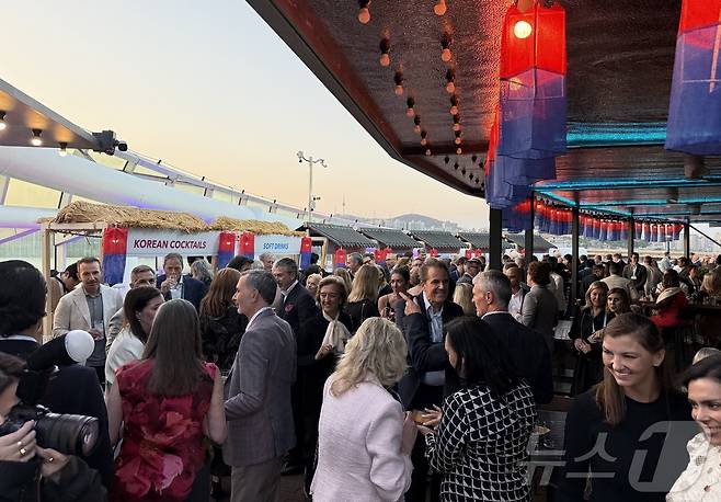 세빛섬 옥상 '세빛마루'에 마련된 K-포차 부스 ⓒ 뉴스1 윤슬빈 관광전문기자