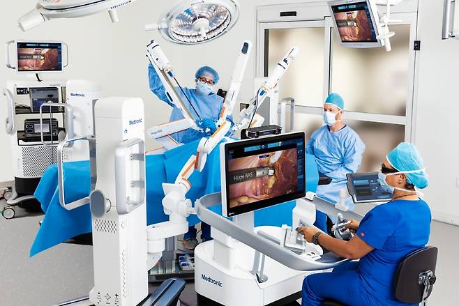 메드트로닉 휴고(Hugo) 로봇 수술 시스템 운용 모습. (메드트로닉 제공)