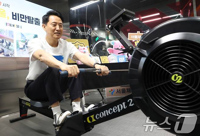 오세훈 서울시장이 20일 오전 서울 영등포구 러너스테이션에서 열린 서울시민 비만율 저감방안 현장 발표회에서 비만 저감방안을 발표한 후 로잉머신을 시연하고 있다. 2026.4.20 ⓒ 뉴스1 오대일 기자