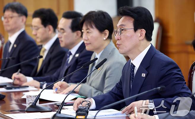 김민석 국무총리가 20일 오전 서울 종로구 세종대로 정부서울청사에서 열린 제7차 비상경제본부 회의에서 모두 발언을 하고 있다. 2026.4.20 ⓒ 뉴스1 김명섭 기자
