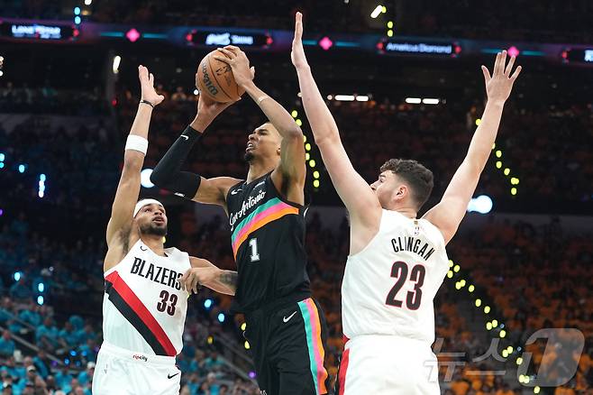 샌안토니오 스퍼스의 빅토르 웸반야마(가운데)가 20일(한국시간) 열린 포틀랜드 트레일블레이저스와 2025-26 NBA 플레이오프 1라운드 1차전에서 35점을 넣어 팀 승리를 이끌었다. ⓒ 로이터=뉴스1