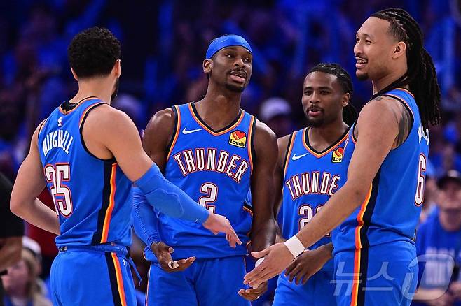 오클라호마시티 선더의 샤이 길저스 알렉산더(왼쪽에서 두 번째). ⓒ AFP=뉴스1
