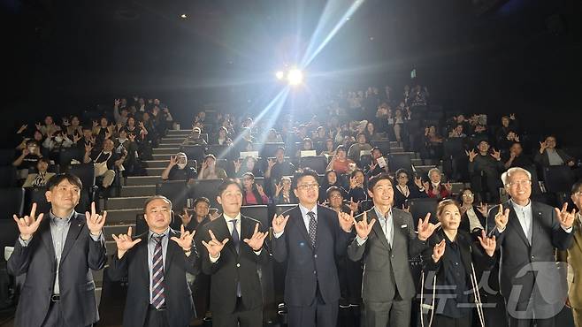 롯데컬처웍스는 20일 오후 서울 강남구 롯데시네마 도곡에서 장애인의 날을 맞아 청각장애인 약 80명을 초청해 '광음시네마×인공지능(AI) 자막안경' 특별상영회를 개최했다.ⓒ 뉴스1 최소망