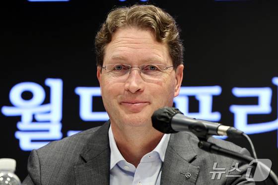 올라 칼레니우스 메르세데스-벤츠 그룹 이사회 의장 겸 최고경영자(CEO)가 국내에서 개최된 벤츠 행사에서 질문을 듣고 있다./뉴스1 김진환 기자