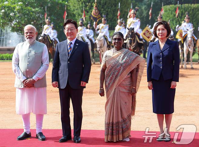 이재명 대통령과 김혜경 여사가 20일 뉴델리 대통령궁 광장에서 열린 공식환영식에서 드라우파디 무르무 인도 대통령, 나렌드라 모디 인도 총리(왼쪽)와 기념촬영을 하고 있다. 2026.4.20 ⓒ 뉴스1 이재명 기자