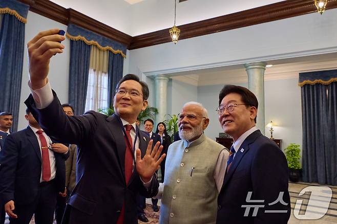 이재명 대통령과 나렌드라 모디 인도 총리가 20일 뉴델리 영빈관 오찬장에서 이재용 삼성전자 회장과 인도 노이다 공장에 생산된 '갤럭시 Z플립7'으로 셀카를 촬영하고 있다. (공동취재) 2026.4.20 ⓒ 뉴스1 이재명 기자
