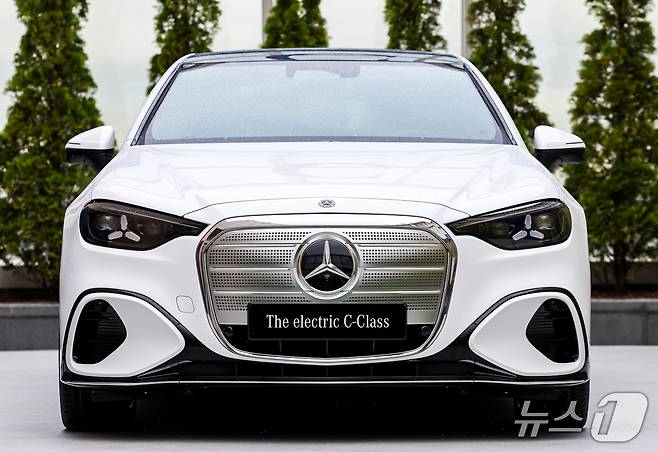 20일 서울 강남구 안다즈 서울강남에서 열린 메르세데스-벤츠의 신차 공개 행사에 세계 최초로 공개되는 ‘디 올-뉴 일렉트릭 C클래스’가 전시되어 있다. ‘디 올-뉴 일렉트릭 C클래스’는 벤츠 글로벌 시장 주요 제품 C클래스의 순수 전기차 모델로 기존 C클래스가 가진 우아함과 주행 성능을 전동화 플랫폼에 그대로 녹여 내면서도 최신 IT 기술에 민감한 한국 소비자들의 눈높이에 맞춘 혁신적인 기술력을 대거 선보일 것으로 알려졌다. 2026.4.20 ⓒ 뉴스1 김진환 기자