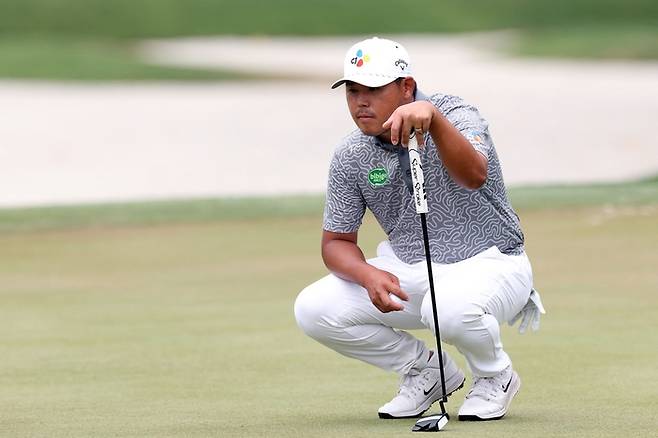 김시우가 20일 열린 PGA 투어 시그니처 이벤트 RBC 헤리티지 최종 4라운드에서 퍼트 전 그린을 바라보고 있다. 사진 | AFP=연합뉴스