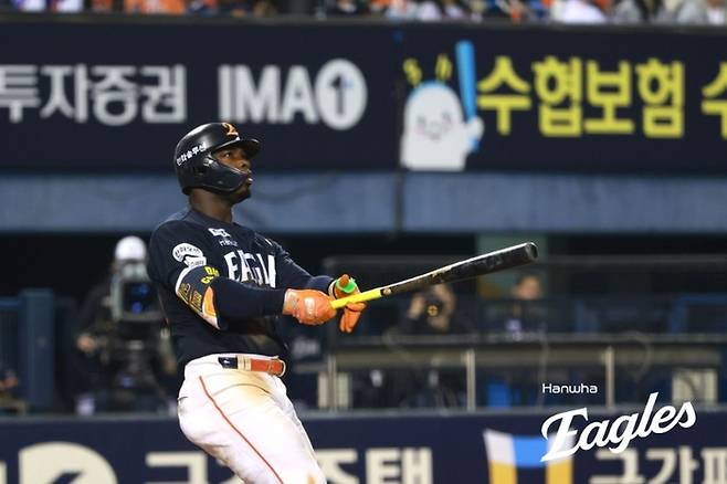 한화 페라자가 3일 서울 잠실구장에서 열린 2026 KBO리그 정규시즌 두산전에서 홈런을 치고 있다. 사진 | 한화 이글스