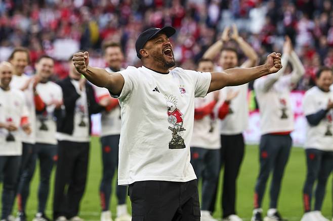 epa12900987 Head coach Vincent Kompany of Munich celebrates winning the German Bundesliga title after the soccer match between FC Bayern Munich and VfB Stuttgart, in Munich, Germany, 19 April 2026.  EPA/RONALD WITTEK CONDITIONS - ATTENTION: The DFL regulations prohibit any use of photographs as image sequences and/or quasi-video.







<저작권자(c) 연합뉴스, 무단 전재-재배포, AI 학습 및 활용 금지>