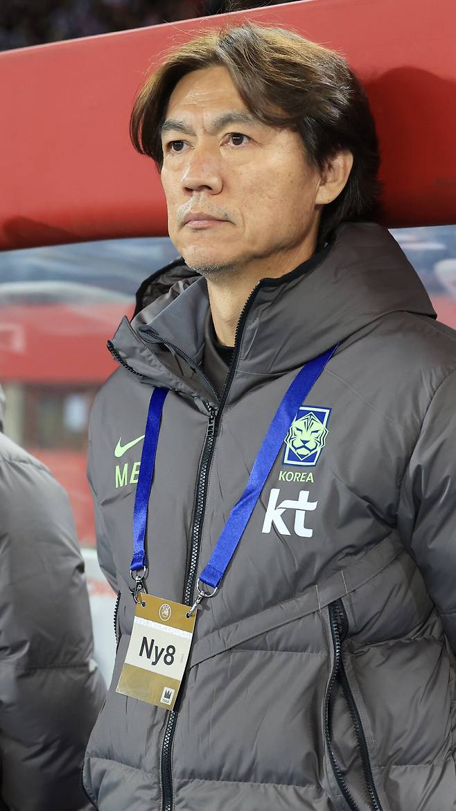 경기 시작 기다리는 홍명보 감독

    (빈[오스트리아]=연합뉴스) 최재구 기자 = 31일(현지시간) 오스트리아 빈 에른스트 하펠 스타디움에서 열린 한국 축구 국가대표팀과 오스트리아의 평가전에서 홍명보 감독이 벤치에서 경기 시작을 기다리고 있다. 2026.4.1

    jjaeck9@yna.co.kr

(끝)





<저작권자(c) 연합뉴스, 무단 전재-재배포, AI 학습 및 활용 금지>