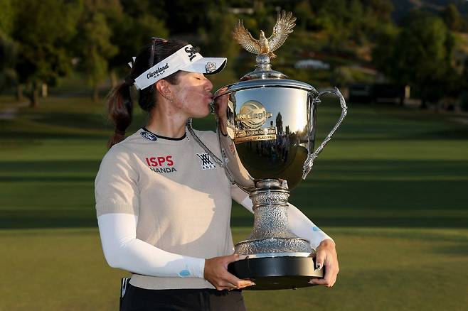 TARZANA, CALIFORNIA - APRIL 19: Hannah Green of Australia poses with the trophy after winning the JM Eagle LA Championship presented by Plastpro at El Caballero Country Club on April 19, 2026 in Tarzana, California.   Harry How/Getty Images/AFP (Photo by Harry How / GETTY IMAGES NORTH AMERICA / Getty Images via AFP)







<저작권자(c) 연합뉴스, 무단 전재-재배포, AI 학습 및 활용 금지>