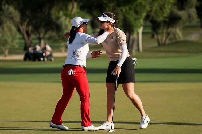 TARZANA, CALIFORNIA - APRIL 19: Hannah Green of Australia hugs Sei Young Kim of South Korea after winning the JM Eagle LA Championship presented by Plastpro at El Caballero Country Club on April 19, 2026 in Tarzana, California.   Harry How/Getty Images/AFP (Photo by Harry How / GETTY IMAGES NORTH AMERICA / Getty Images via AFP)







<저작권자(c) 연합뉴스, 무단 전재-재배포, AI 학습 및 활용 금지>