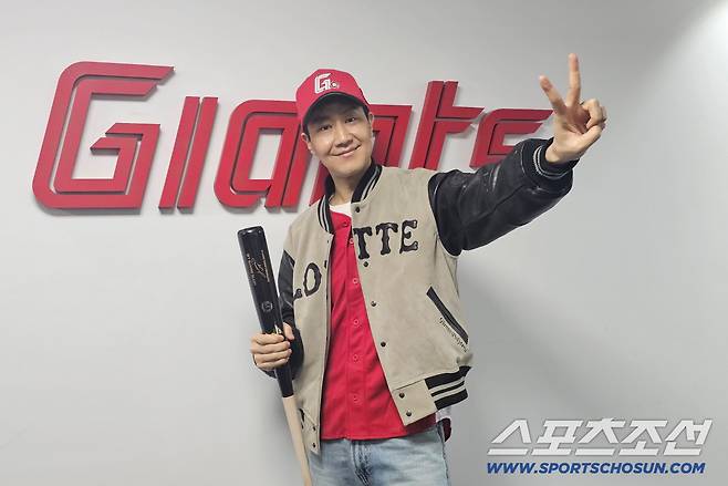 인터뷰에 임한 시구자 정우. 김영록 기자