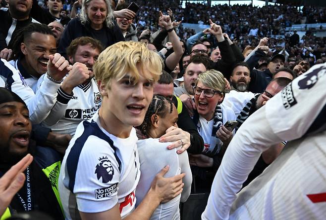 Soccer Football - Premier League - Tottenham Hotspur v Brighton & Hove Albion - Tottenham Hotspur Stadium, London, Britain - April 18, 2026 Tottenham Hotspur's Xavi Simons celebrates scoring their second goal with the fans and Lucas Bergvall REUTERS/Dylan Martinez EDITORIAL USE ONLY. NO USE WITH UNAUTHORIZED AUDIO, VIDEO, DATA, FIXTURE LISTS, CLUB/LEAGUE LOGOS OR 'LIVE' SERVICES. ONLINE IN-MATCH USE LIMITED TO 120 IMAGES, NO VIDEO EMULATION. NO USE IN BETTING, GAMES OR SINGLE CLUB/LEAGUE/PLAYER PUBLICATIONS. PLEASE CONTACT YOUR ACCOUNT REPRESENTATIVE FOR FURTHER DETAILS..







<저작권자(c) 연합뉴스, 무단 전재-재배포, AI 학습 및 활용 금지>