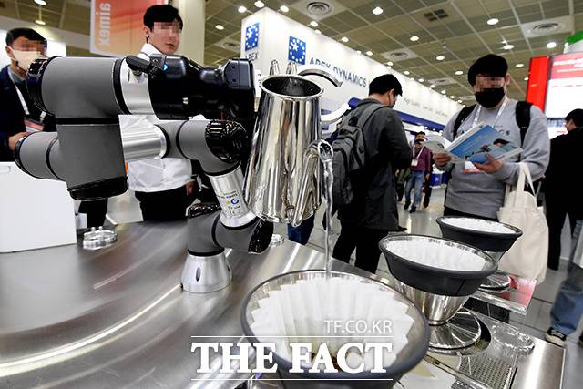 정부는 AI 시대를 맞아 인력 양성과 사회안전망 확충을 통해 상생하는 직무 전환을 국가 생존 전략으로 추진하고 있다. /더팩트 DB