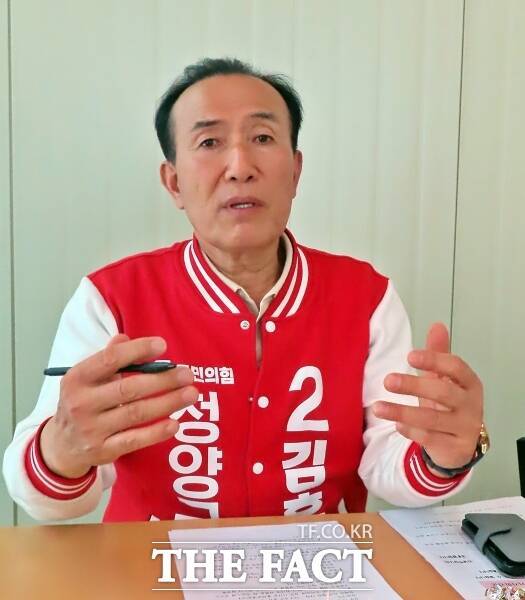 김홍열 후보가 자신의 공약을 설명하고 있다. /김형중 기자