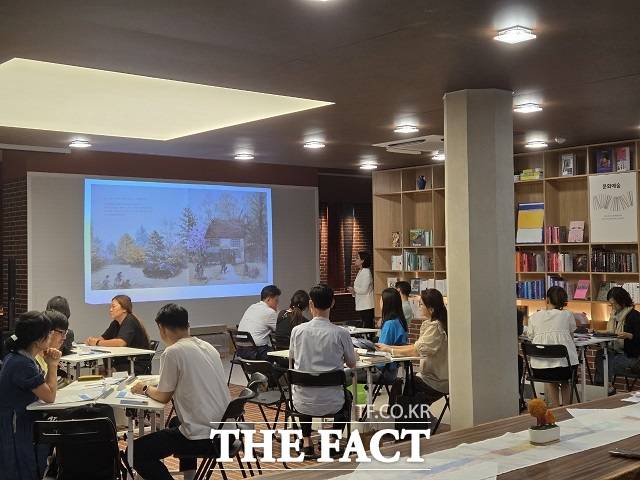 지난해 '시흥시민캠퍼스Q-시민학습연구실'에 참여한 시민들이 인생 관련 평생학습 교육을 받는 모습. /시흥시