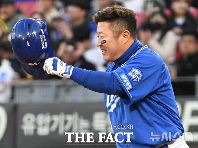 삼성 라이온즈 최형우는 한참 어린 후배들에게도 진심으로 다가가 솔직한 대화를 나누는 것을 주저하지 않는다. /뉴시스