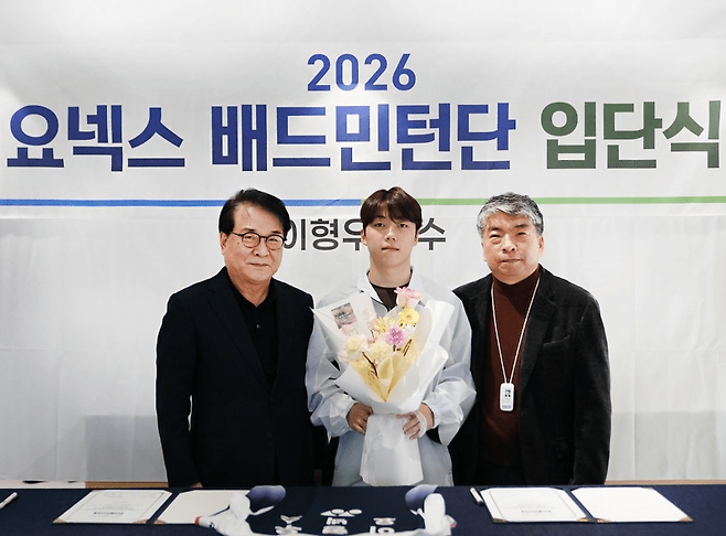 김철웅 회장과 박용제 감독이 요넥스 남자 실업팀에 입단한 신인 이형우를 축하하고 있다. 요넥스 제공