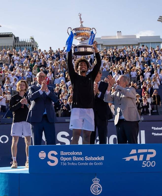 트로피를 든 아르튀르 피스.