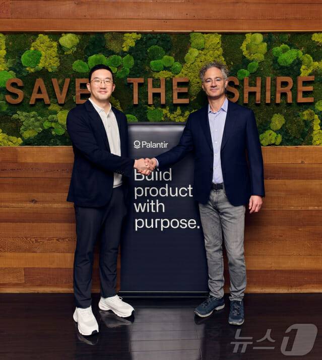 구광모 LG 대표가 2일(현지시간) 미국 캘리포니아 실리콘밸리를 방문해 알렉스 카프 팔란티어 창업자와 기념촬영을 하고 있다. 2026.4.7 (사진=LG/뉴스1)