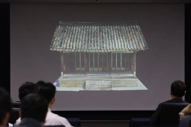지난해 6월 24일 서울 종로구 국립고궁박물관에서 열린 '조선 왕실 사당 관월당, 100년 만에 일본에서 귀환' 언론공개회에서 참석자들이 관월당 해체 영상을 시청하고 있다. 연합뉴스