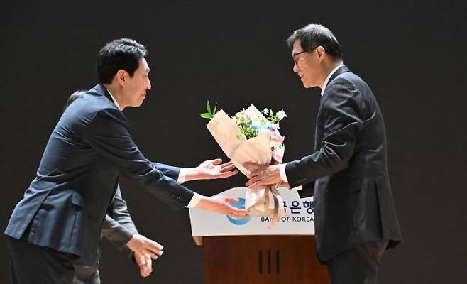 이창용 한국은행 총재가 20일 서울 중구 한은 별관에서 열린 이임식에서 꽃다발을 받고 있다. 사진공동취재, 연합뉴스