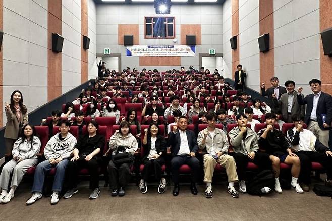 동의대학교 창업보육센터가 지난 15일 산학협력관 동의시네마홀에서 부산기술창업투자원 서종군 원장 초청 특강을 진행하고 있다.
