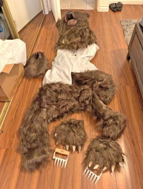 용의자의 집에서 발견된 곰 복장. 캘리포니아 보험국