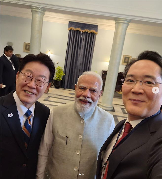 인도를 국빈 방문한 이재명 대통령과 나렌드라 모디 인도 총리, 이재용 삼성전자 회장이 20일 오찬 현장에서 기념사진을 촬영한 모습. 삼성뉴스룸 인스타그램