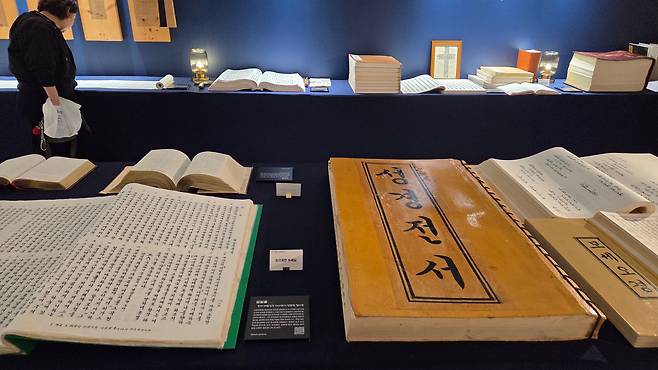 성경 필사전 전시장 모습. /김한수 기자