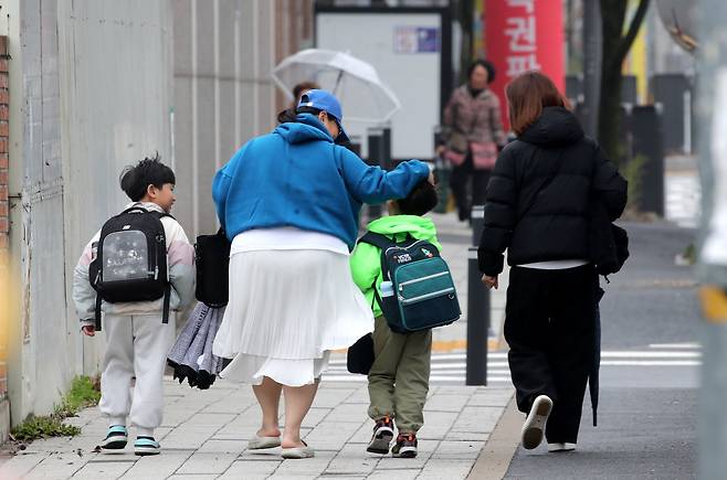 10일 하루 휴교령이 내려졌던 대전 중구 한 초등학교에서 등교가 재개된 가운데 하교 시간에 맞춰 나온 학부모들이 자녀와 함께 귀가하고 있다. /신현종 기자