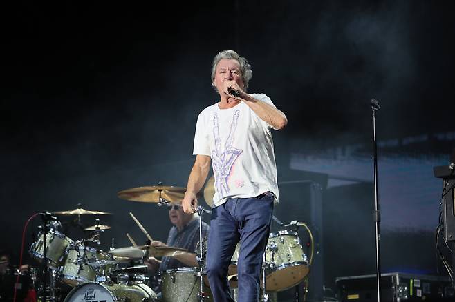 열창하는 딥퍼플 싱어 이언 길런/파라다이스