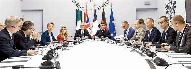 17일 프랑스 파리 엘리제궁에서 호르무즈 해협 항행 안전 확보와 연합 군사 작전 논의를 위한 다자 정상회의가 열렸다. 키어 스타머(왼쪽에서 다섯째) 영국 총리와 에마뉘엘 마크롱(왼쪽에서 여섯째) 프랑스 대통령이 공동 주최했다. 이날 회의에는 조르자 멜로니 이탈리아 총리와 프리드리히 메르츠 독일 총리 등 49국과 국제기구가 참석했으며, 우리 정부는 화상으로 참여했다. /로이터 연합뉴스