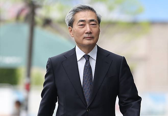 신현송 한국은행 총재 후보자가 20일 서울 중구 한화금융플라자에 마련된 인사청문회 준비사무실로 출근하고 있다./ 연합뉴스