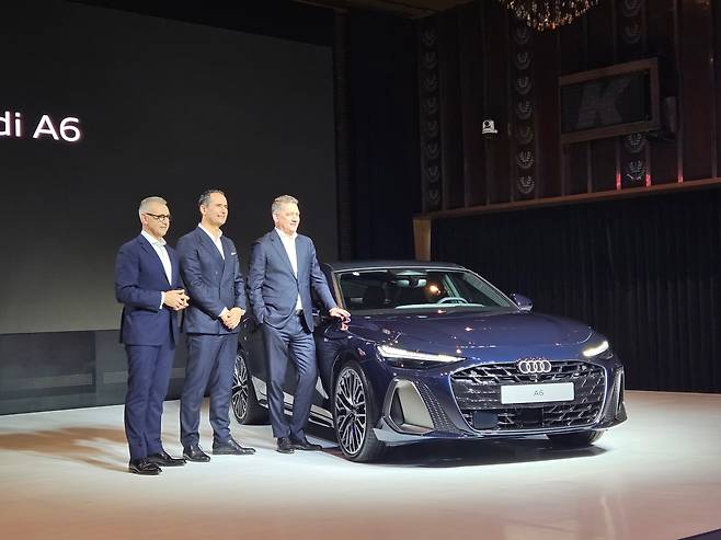 20일 오후 서울 중구 반얀트리 호텔에서 열린 더 뉴 아우디 A6 국내 출시 행사에서 오른쪽부터 게르놋 될러 아우디 회장, 마르코 슈베르트 아우디 세일즈·마케팅 총괄, 스티브 클로티 아우디코리아 사장이 사진 촬영을 하고 있다. /김지환 기자