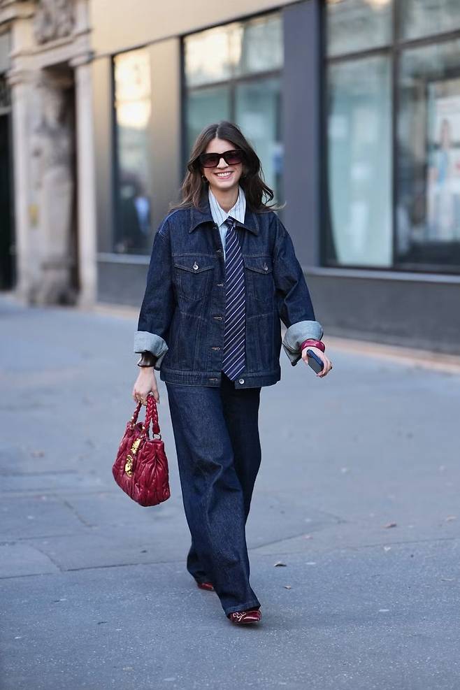 와이드 청바지에 잘 어울리는 자켓 | Edward Berthelot//Getty Images