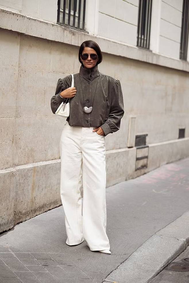 와이드 청바지에 잘 어울리는 자켓 | Raimonda Kulikauskiene//Getty Images