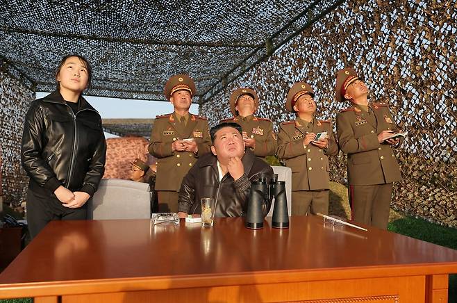 북한 노동당 기관지 노동신문은 20일 “조선민주주의인민공화국 미사일총국은 4월 19일 개량된 지상대지상전술탄도미사일 형의 전투부위력평가를 위한 시험발사를 진행하였다＂고 보도했다. 평양 노동신문=뉴스1